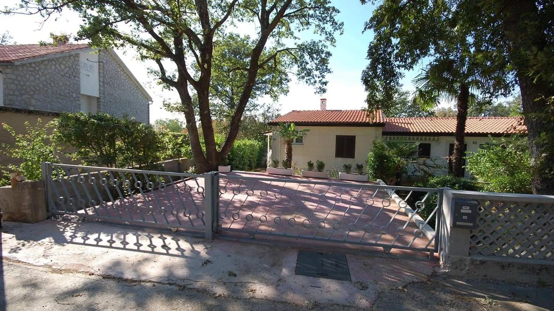 Apartments By The Sea Njivice, Krk - 21870 0*, Njivice Croatia